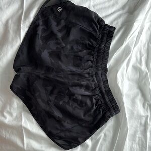 Lululemon Hotty Hot 2.5” Camo Short Size 6